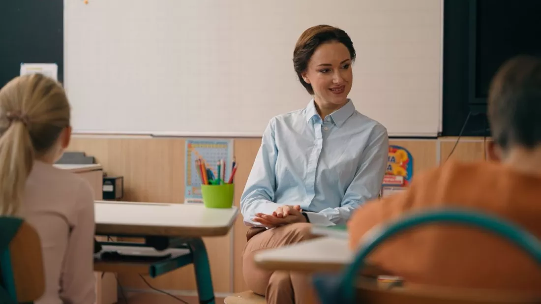 Pedagog szkolny w czasie zajęć z dziećmi