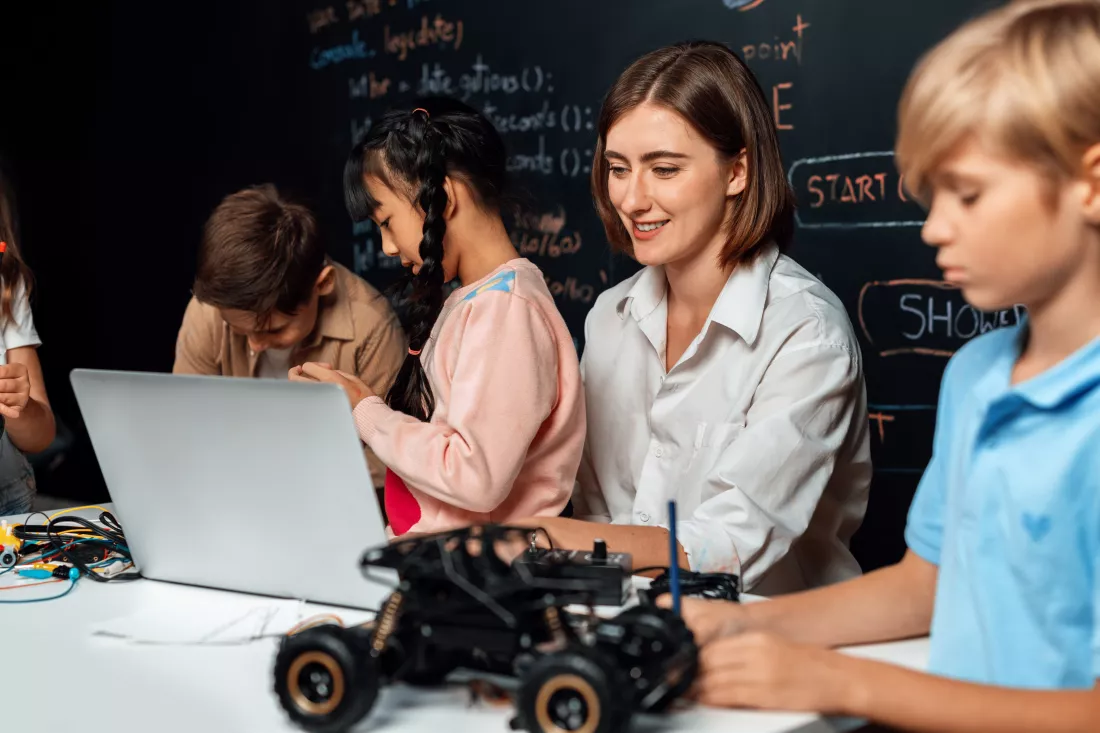 teacher-demonstrate-attentive-children-code-robots-stem-class-erudition