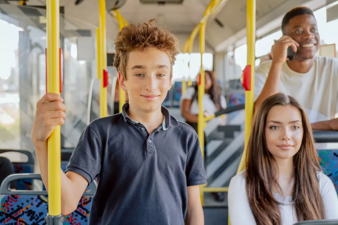 Nastolatek z plecakiem jedzie autobusem miejskim do szkoly
