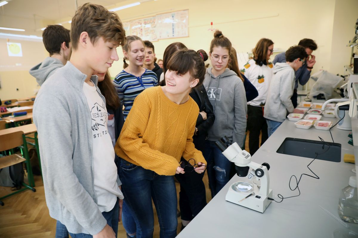 Uniwersyteckie Liceum Ogólnokształcące, lekcja biologii, fot. Andrzej Romański - 2