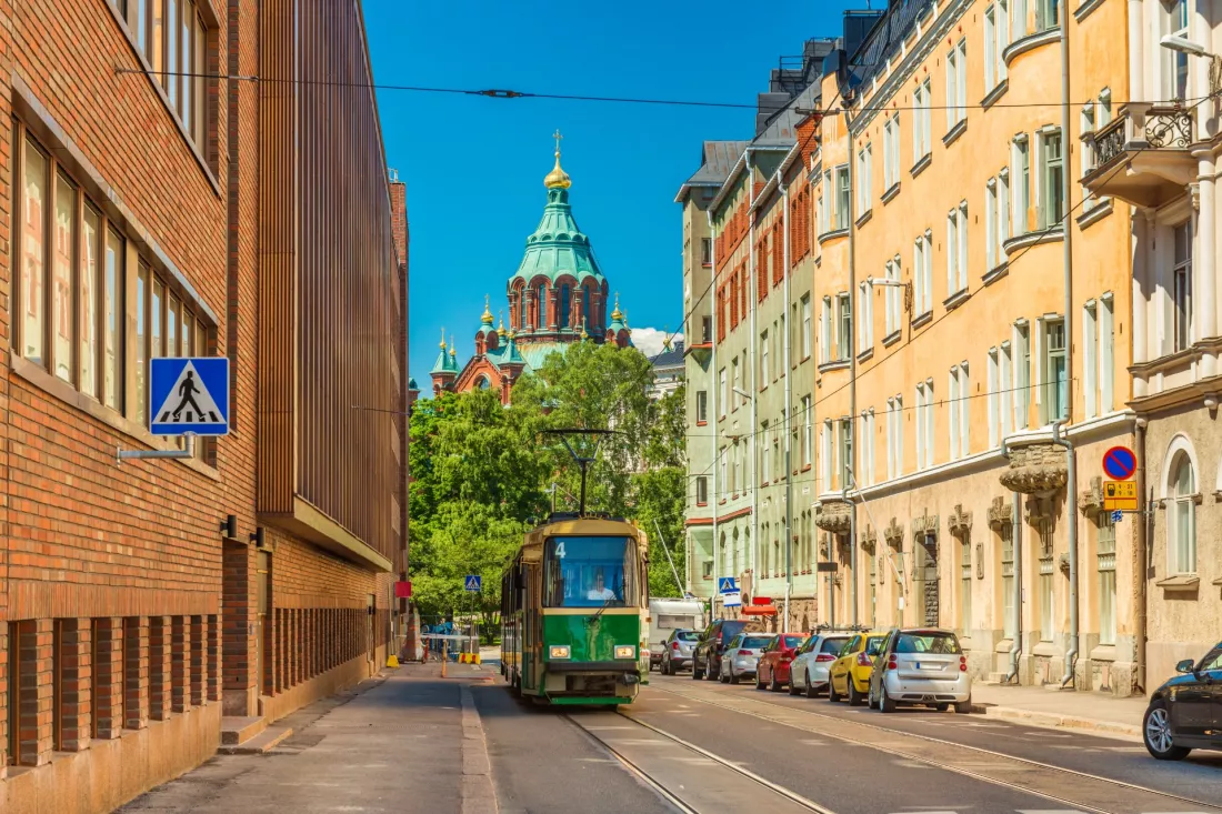 Ulica w Helsinkach z tramwajem i soborem Uspienskim w tle