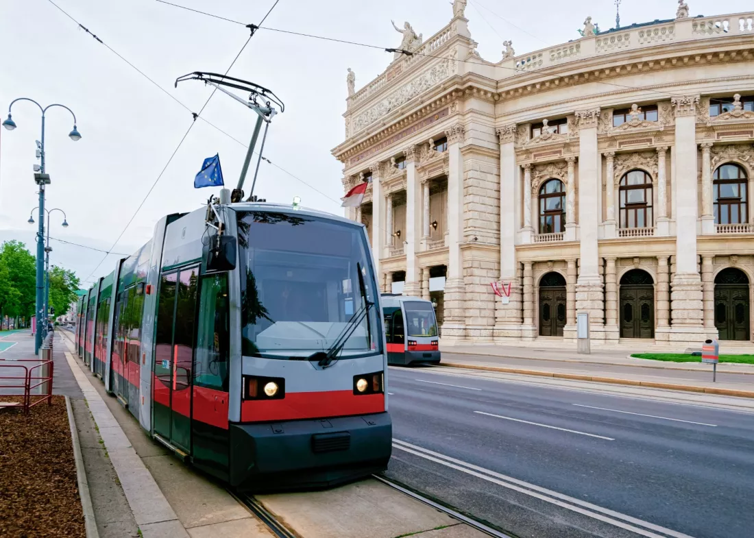 Tramwaj przy Burgtheater w centrum Wiednia