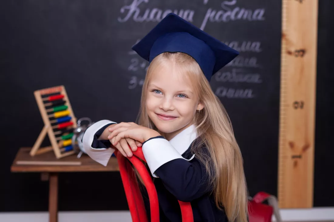 powrot-szkoly-wesola-dziewczynka-siedzi-na-lekcji
