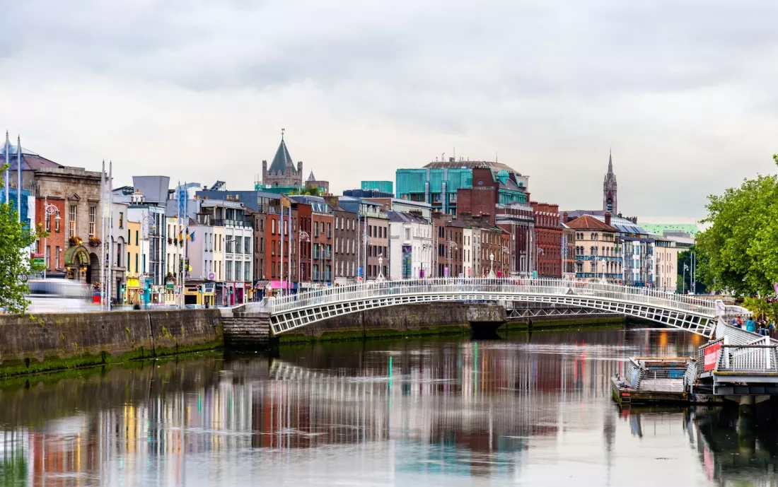 Dublin - most Ha penny Bridge nad rzeka Liffey i kolorowe kamienice