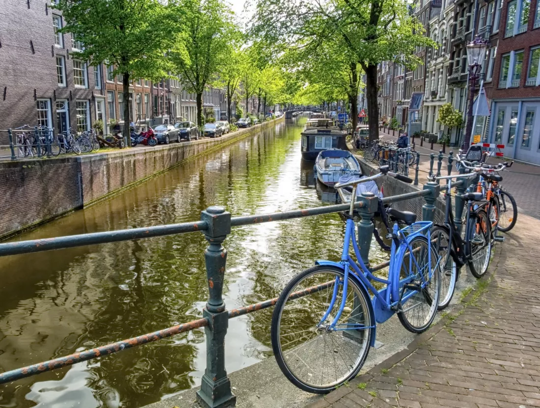 Amsterdam - rowery przypiete do barierki mostu nad kanalem