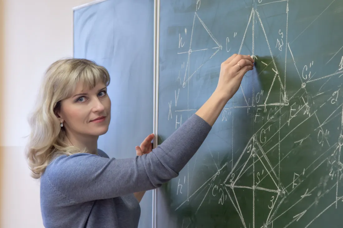 Nauczycielka przy tablicy w klasie