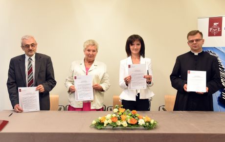 Na zdj. od lewej prorektor ds. kształcenia prof. Grzegorz Bąk oraz dyrektorzy Alicja Wojciechowska (XXV LO), Renata Tatara (II LO) i ks. Konrad Świstak (Katolickie Publiczne LO)