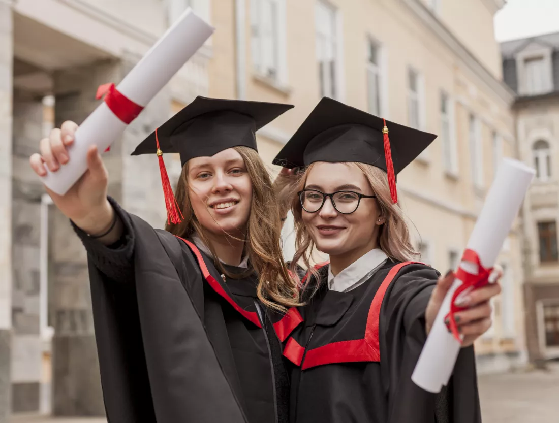 smiley-graduated-girls
